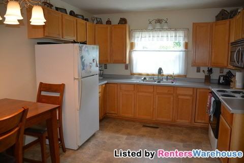 143 S Cedar St - Photo 3 of 10