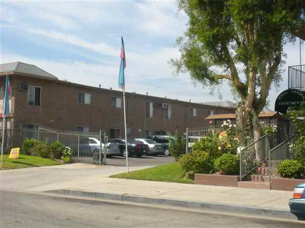 Royal Garden Apartments - Photo 3 of 5