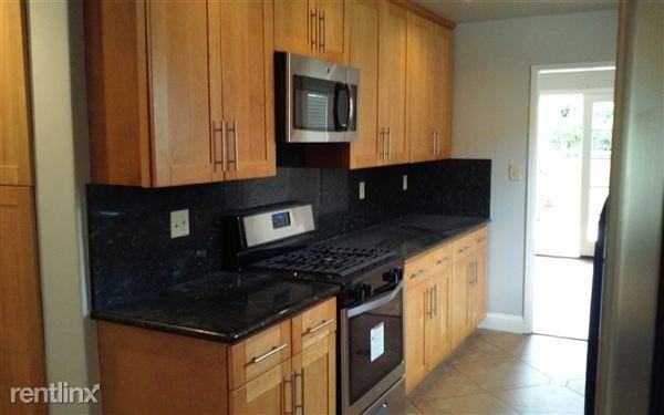 1311 Lillian Ave - Photo 3 of 9