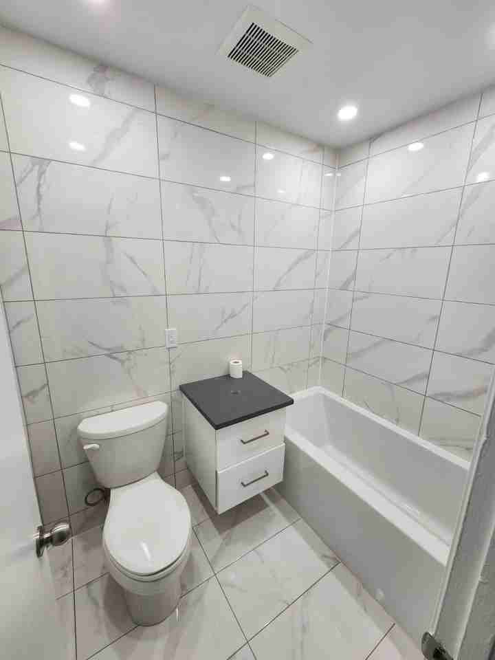 5845 MONKLAND - Photo 2 of 8