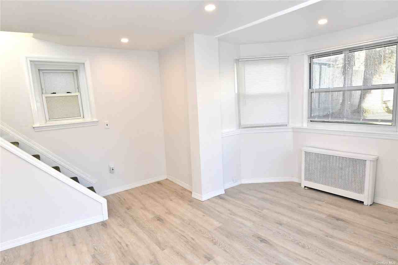 241 Roslyn Rd - Photo 2 of 14