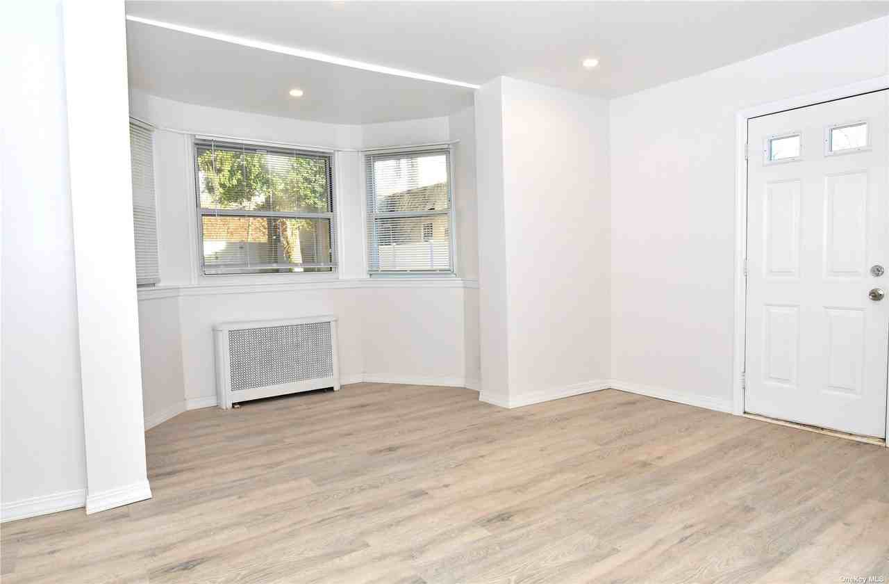 241 Roslyn Rd - Photo 3 of 14