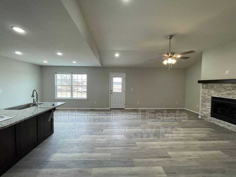 2100 N 21st St - Photo 2 of 5