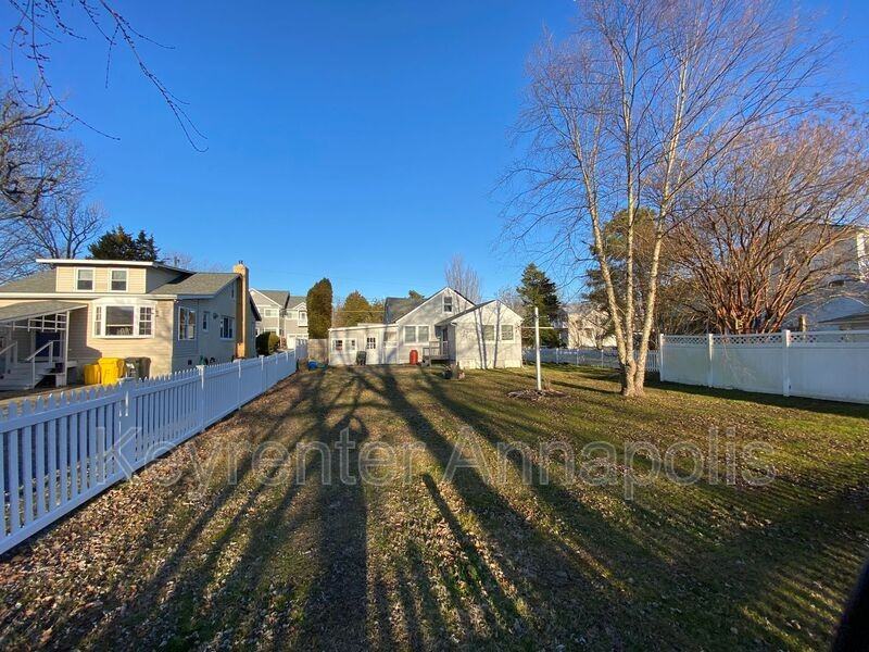 5562 Gloucester St - Photo 3 of 17