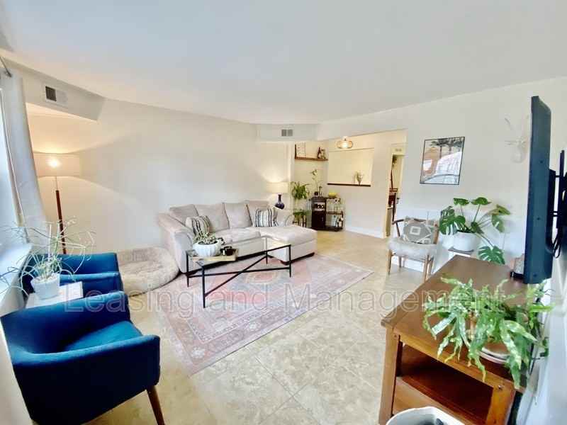 370 N Nassau St - Photo 3 of 19