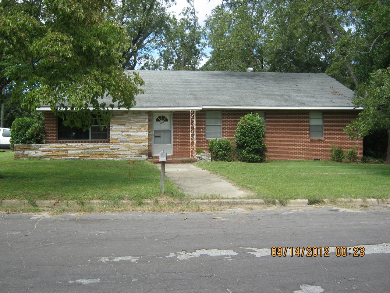 201 E 11th St, Waynesboro, GA 30830 3 Bedroom Apartment for 599/month