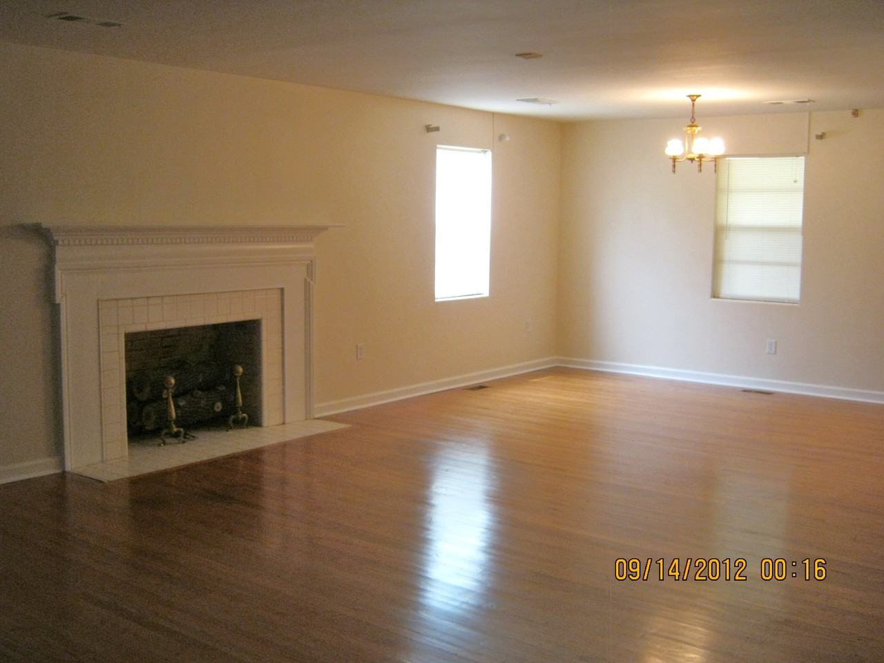 201 E 11th St - Photo 2 of 5