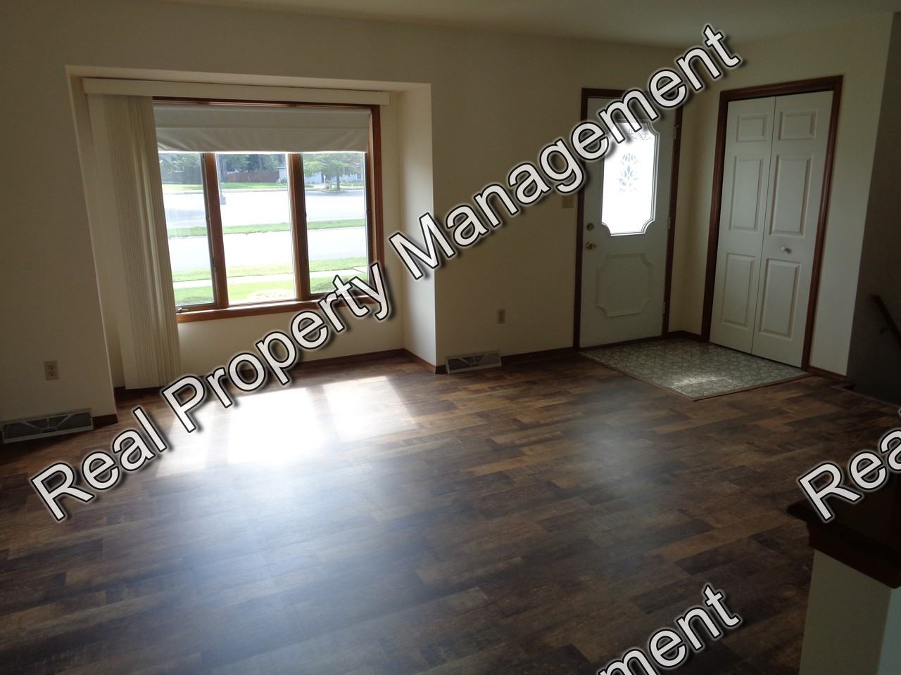 414 S Park Dr - Photo 2 of 12