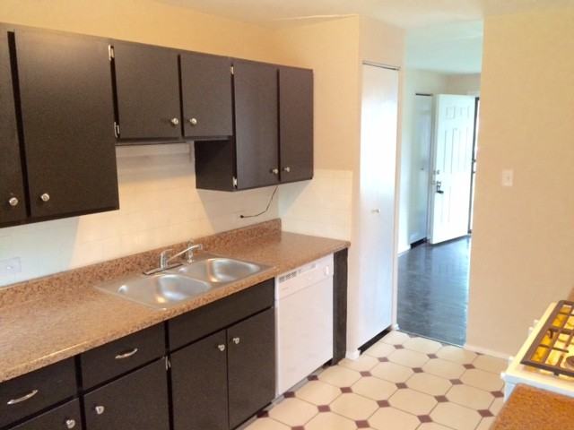 2437 Sharon Ave - Photo 2 of 8