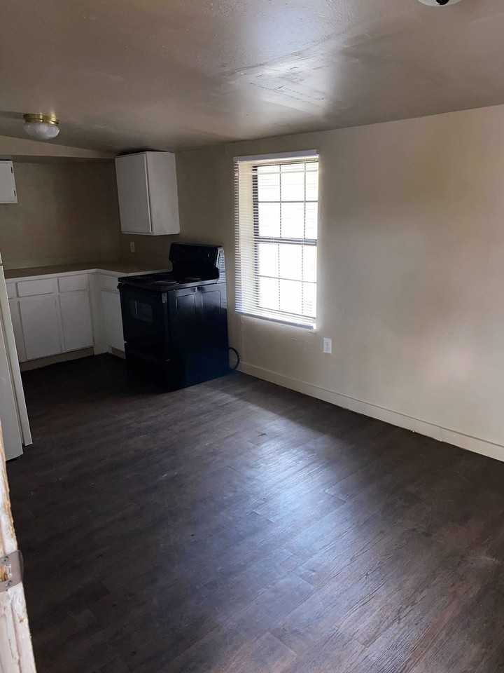 1000 Chihuahua St #B - Photo 4 of 18