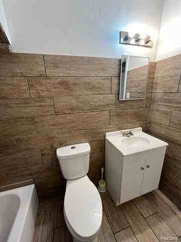 19726 Justine St - Photo 5 of 15