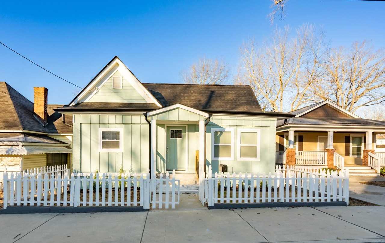 Sleek fully renovated Bankhead home near Blue & Green lines Apartments