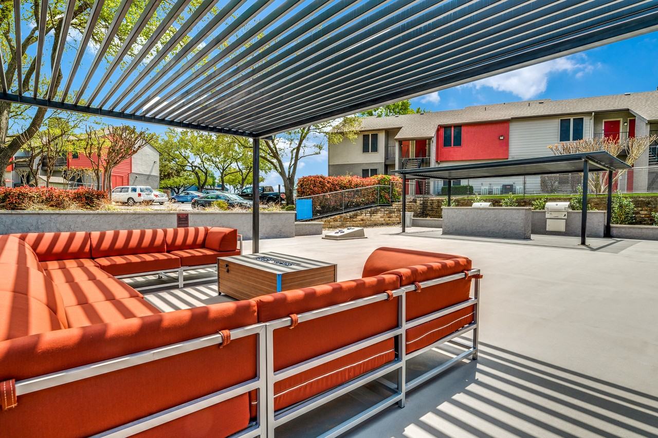 z-120122-The Hub - Photo 4 of 27