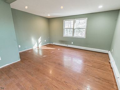 284 Lake Shore Dr - Photo 2 of 4