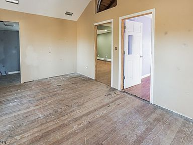 284 Lake Shore Dr - Photo 3 of 4