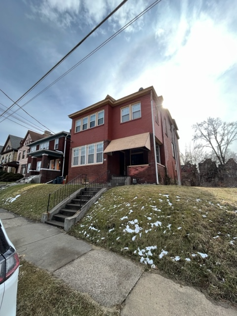 424 Ross Ave - Photo 2 of 16