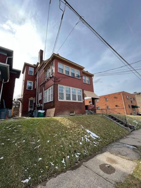 424 Ross Ave - Photo 3 of 16