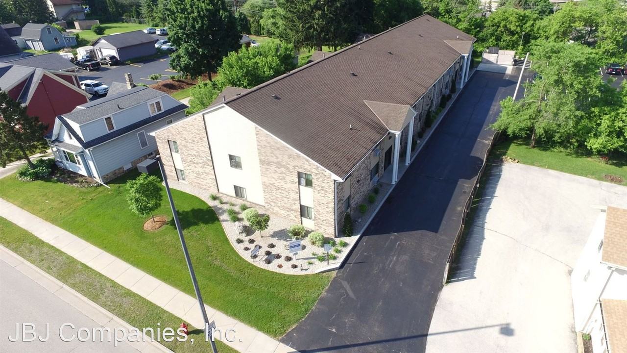 Applecrest Apartments N90W17087 Appleton Ave, Menomonee Falls, WI