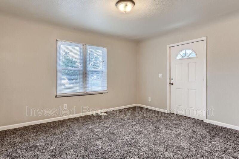 1902 Paris St - Photo 3 of 9