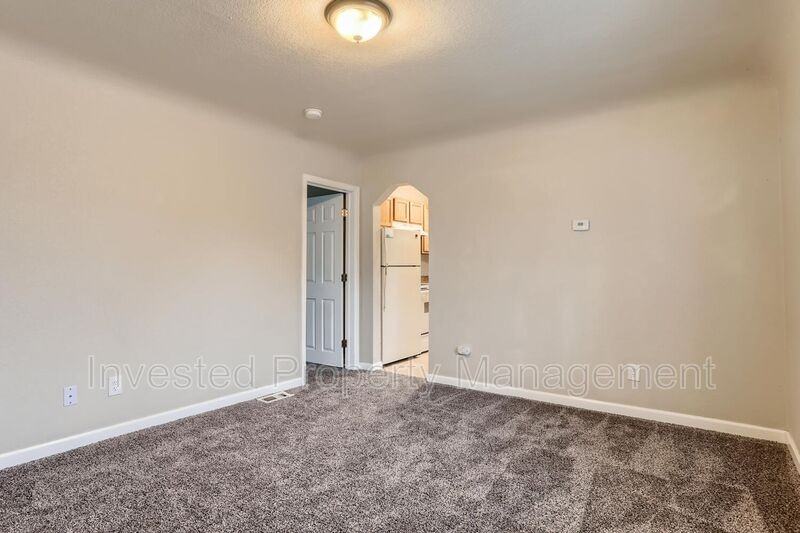 1902 Paris St - Photo 4 of 9