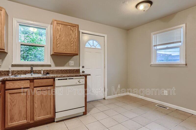 1902 Paris St - Photo 5 of 9