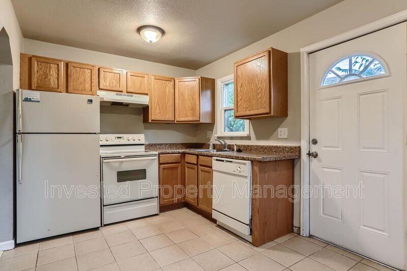 1902 Paris St - Photo 6 of 9