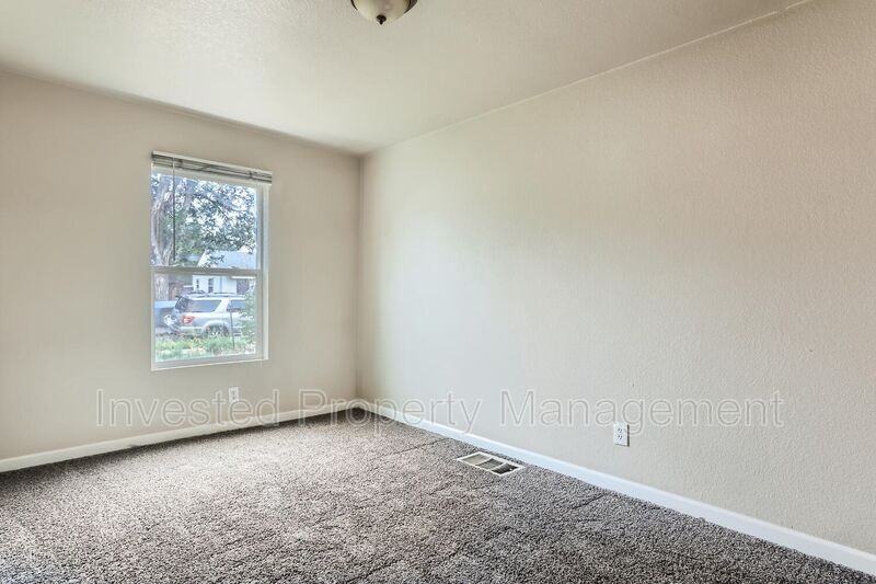 1902 Paris St - Photo 7 of 9