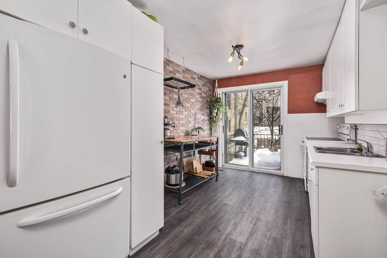 55 Roncesvalles Ave #A - Photo 3 of 12