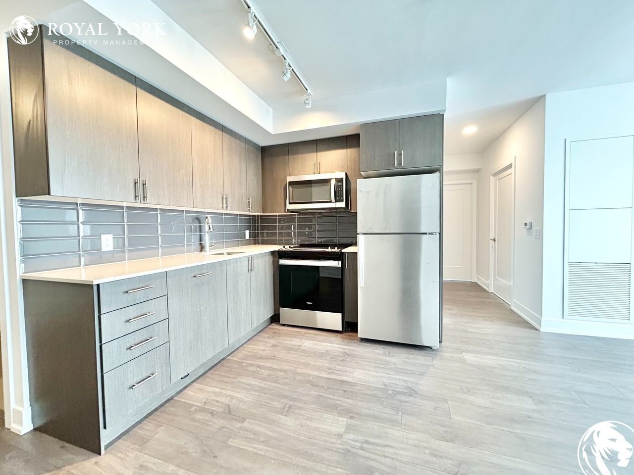 2550 Simcoe St N - Photo 2 of 25