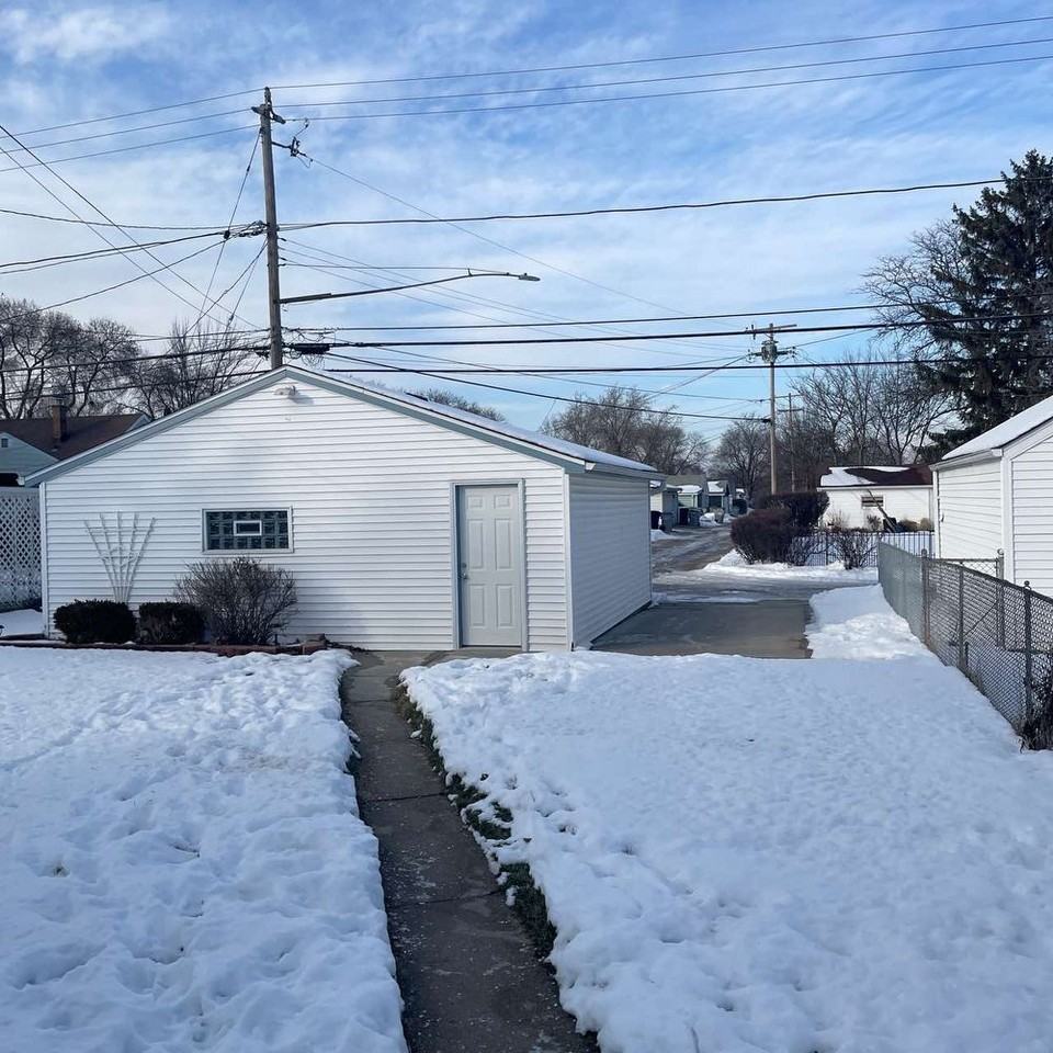 8018 W Keefe Ave - Photo 3 of 23