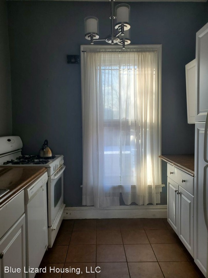 912 Lafayette Ave - Photo 3 of 5