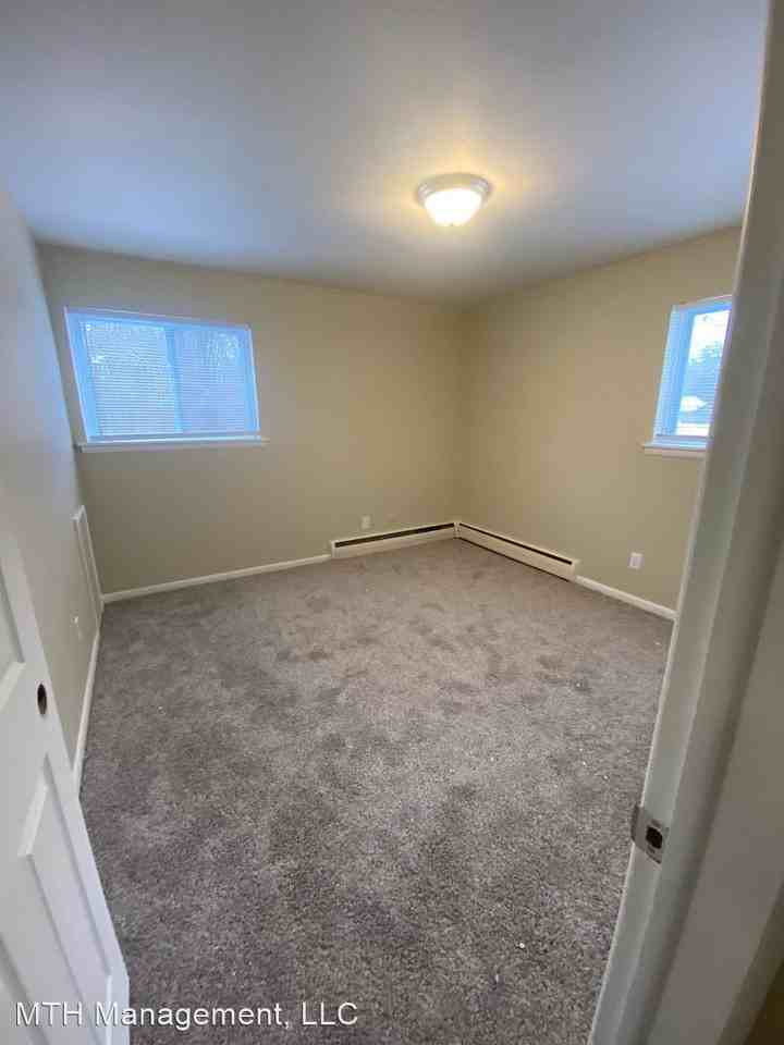 727 & 739 E. Sibley Street 330 Bush Street Apartments in Howell, MI