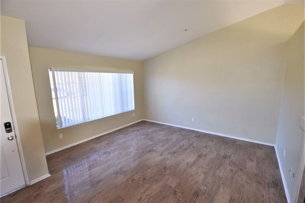 3307 N Live Oak Ave - Photo 2 of 15