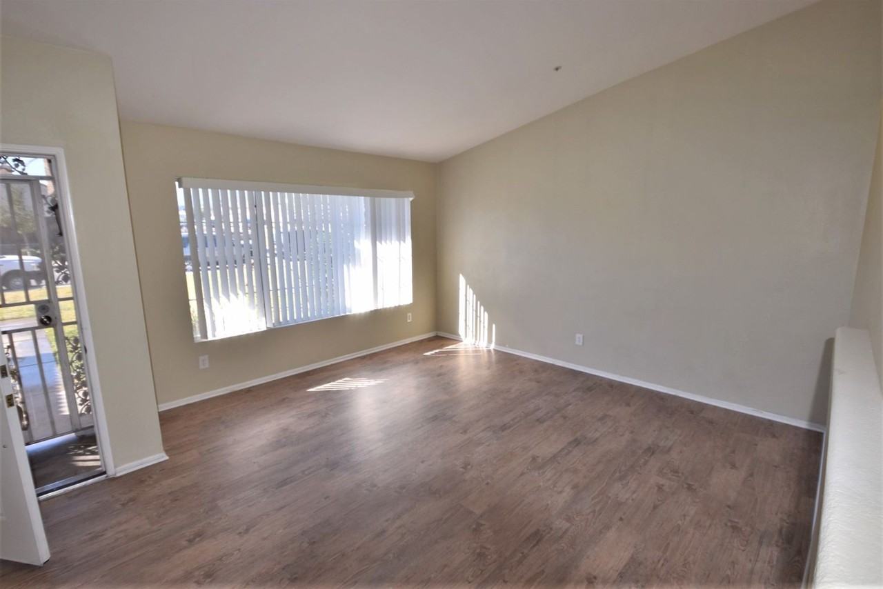 3307 N Live Oak Ave - Photo 3 of 15