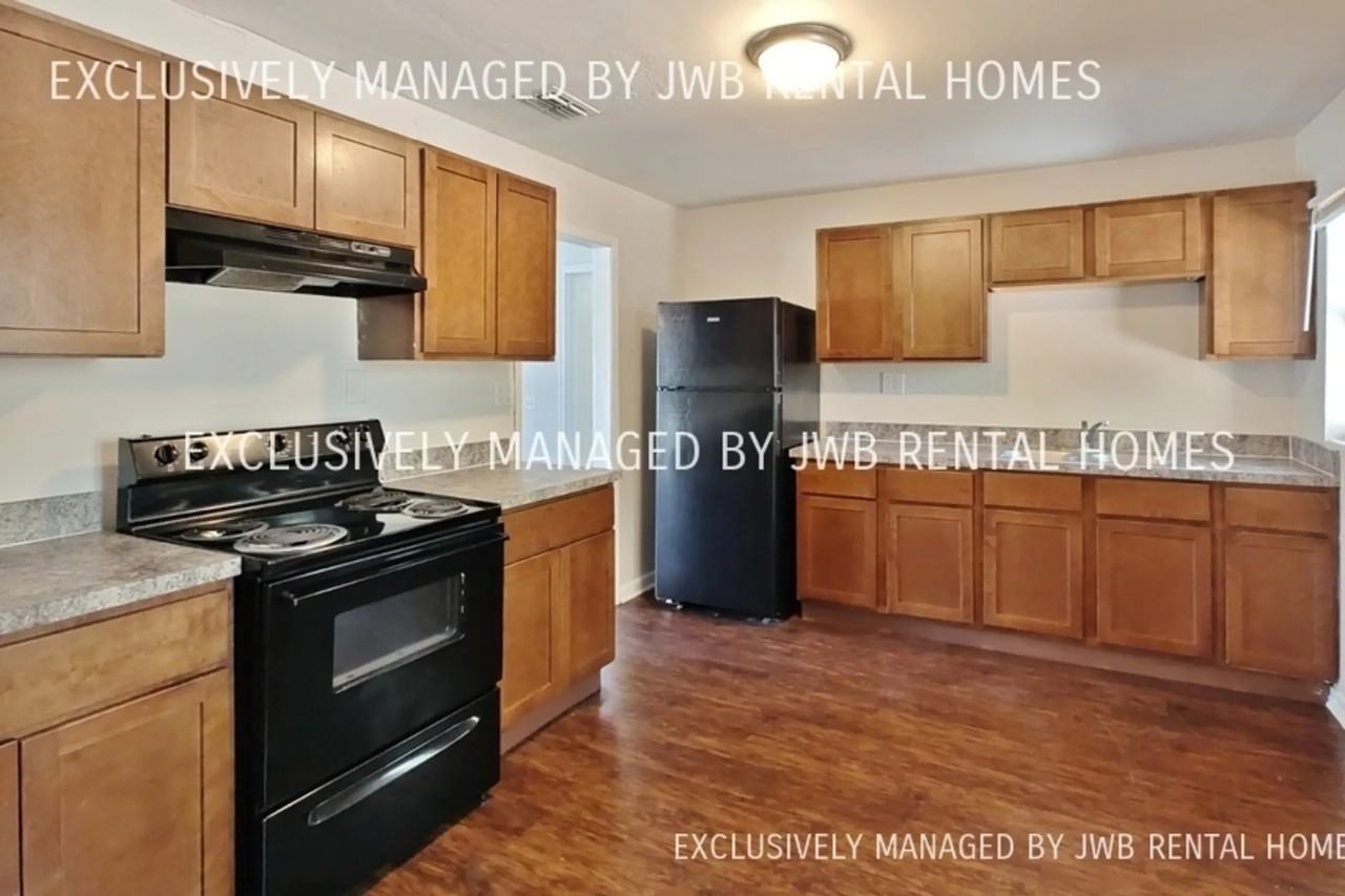 10256 Briarcliff Rd E - Photo 3 of 6