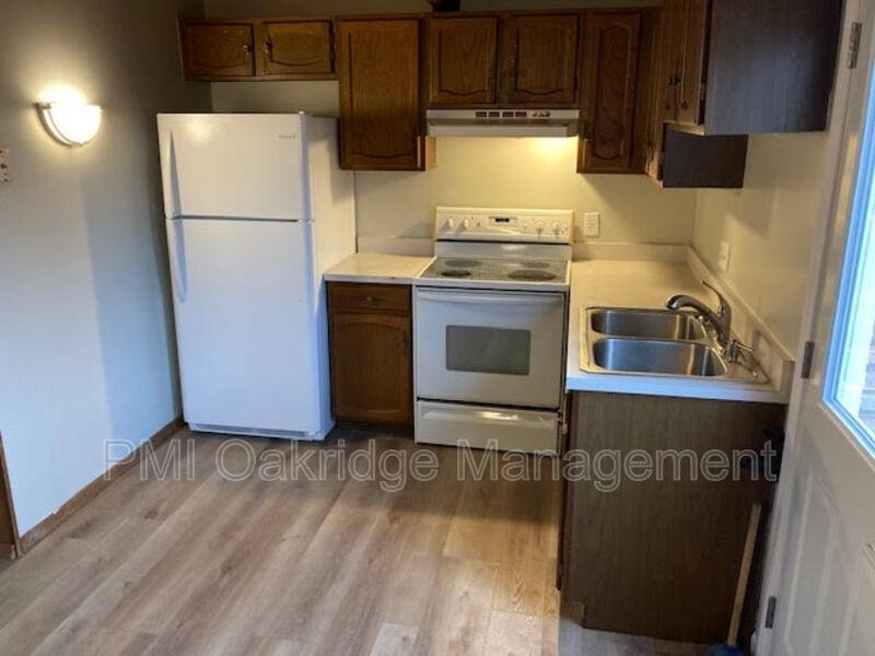 1541 Spruce Ave - Photo 2 of 9