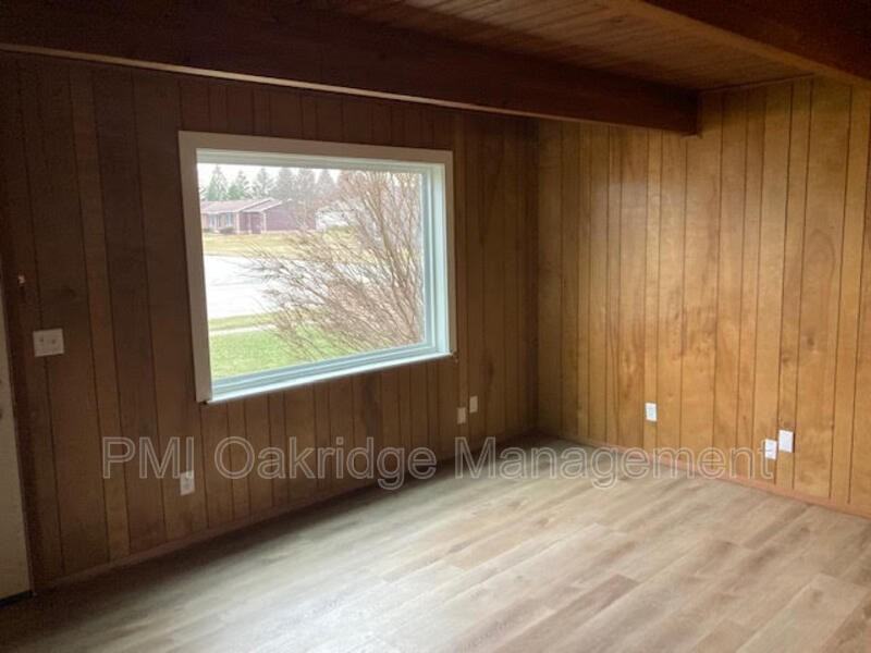1541 Spruce Ave - Photo 3 of 9