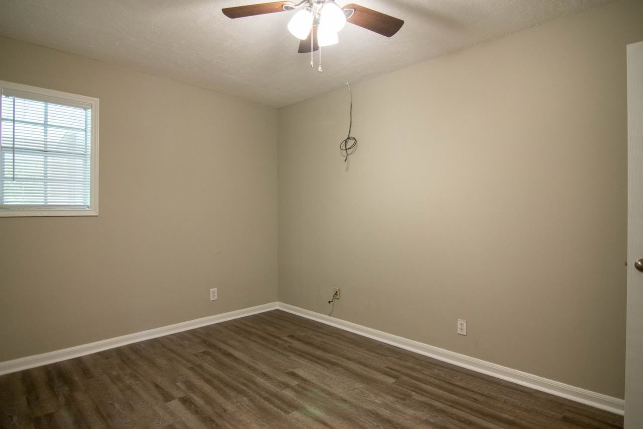 286 Victoria Dr - Photo 2 of 7