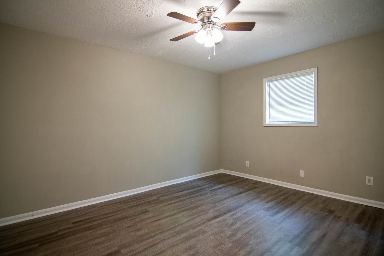 286 Victoria Dr - Photo 3 of 7