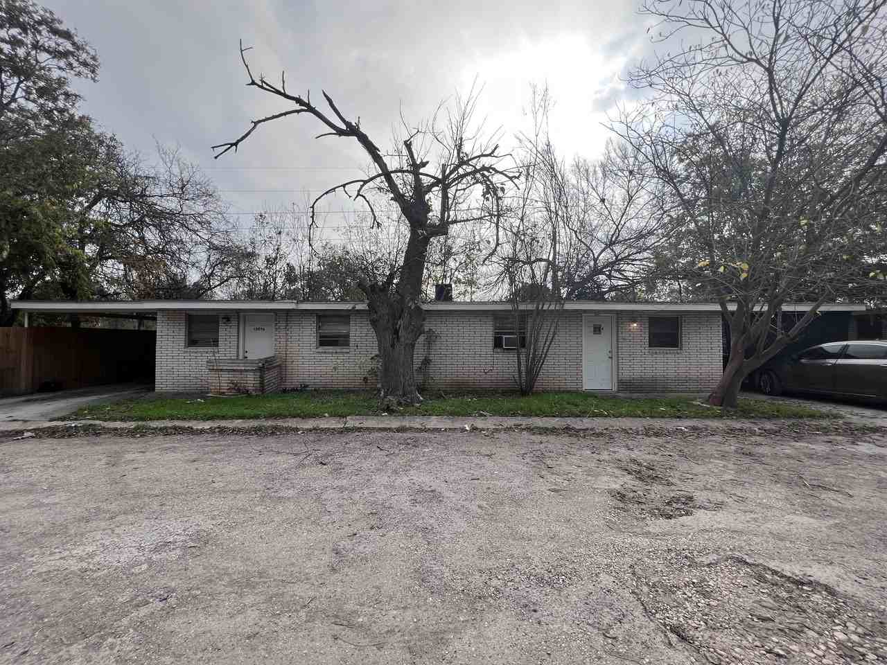 1009 Hackberry St #B - Photo 2 of 10