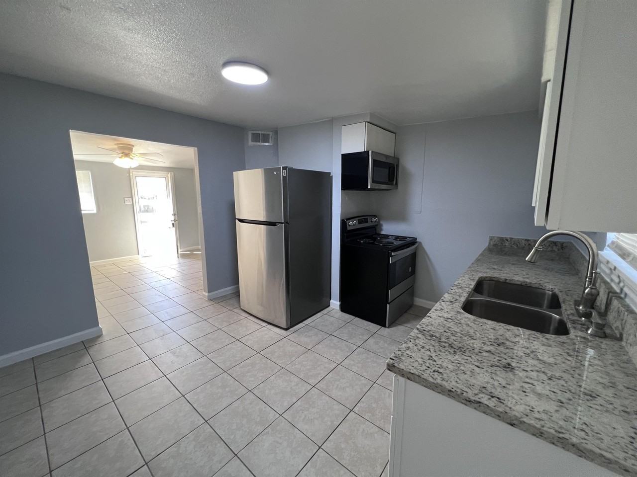 1009 Hackberry St #B - Photo 3 of 10