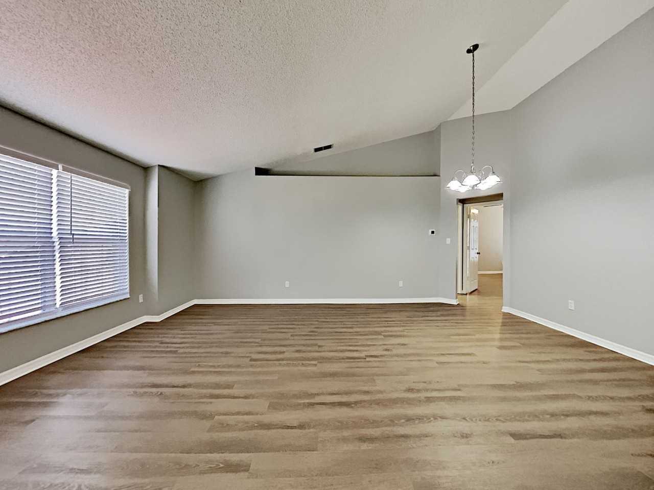 10600 Sandridge Ct - Photo 3 of 21