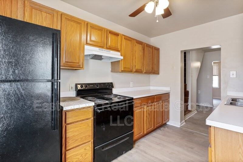 118 S Locust St - Photo 4 of 24