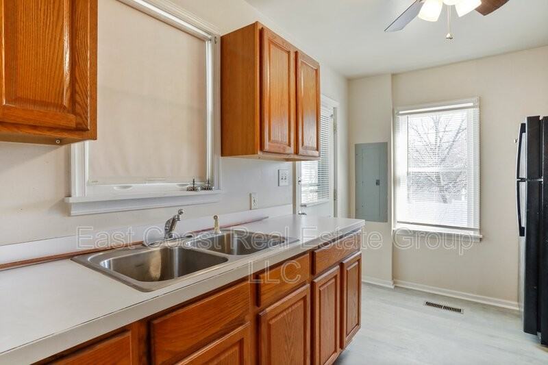 118 S Locust St - Photo 5 of 24