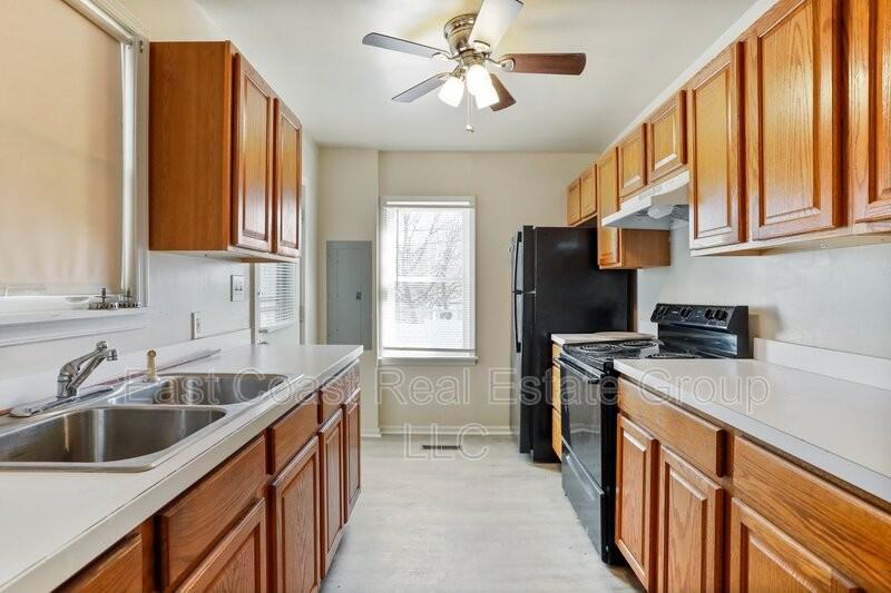 118 S Locust St - Photo 6 of 24