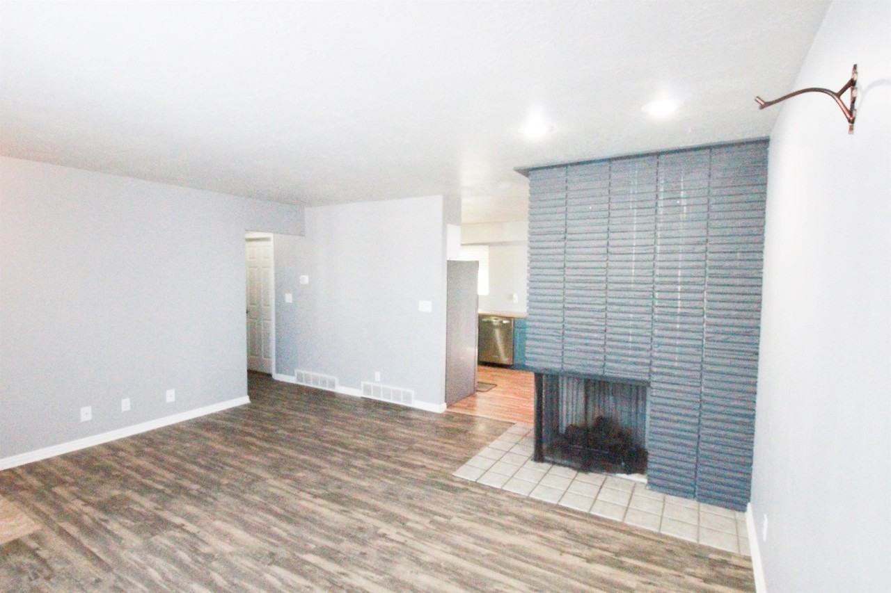 565 33rd St #1 - Photo 4 of 21