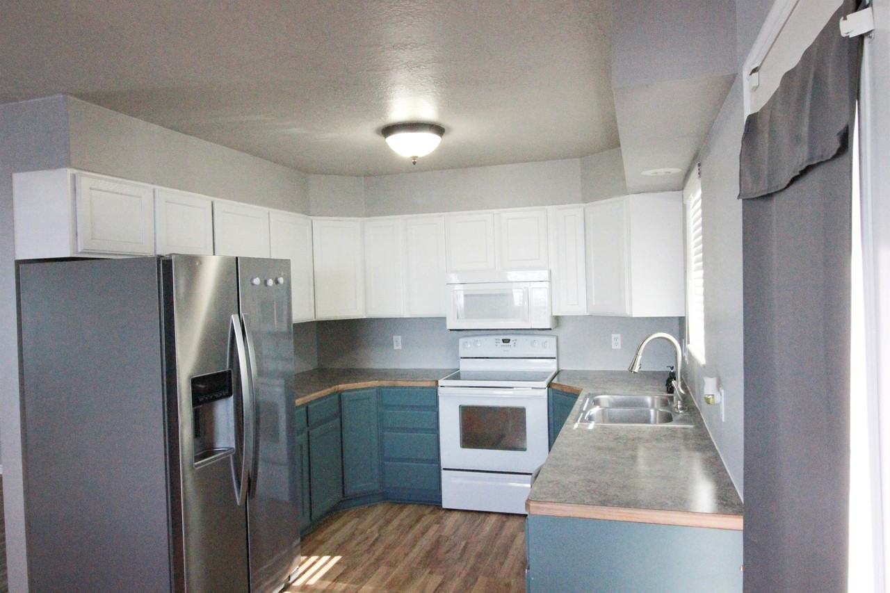 565 33rd St #1 - Photo 5 of 21
