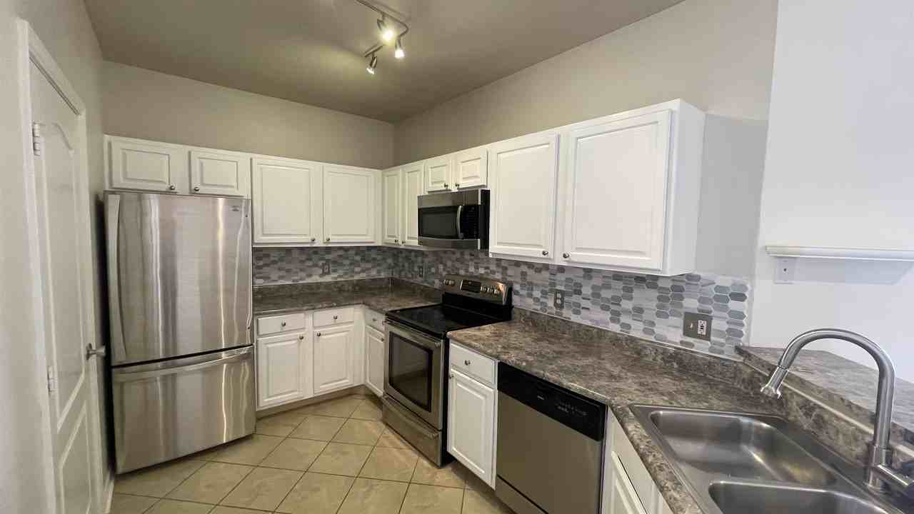 10539 Villa View Cir #10539 - Photo 7 of 35