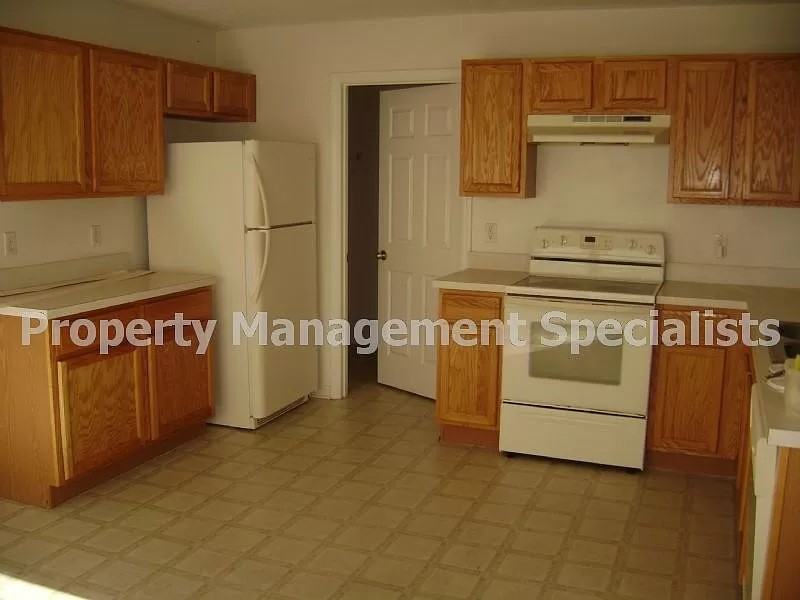 826 Battery Pointe Dr #1 - Photo 3 of 3