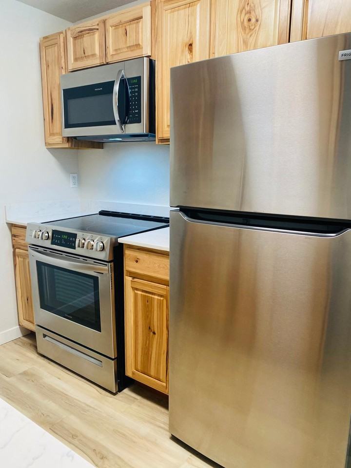 563 S Curtis Rd - Photo 6 of 47